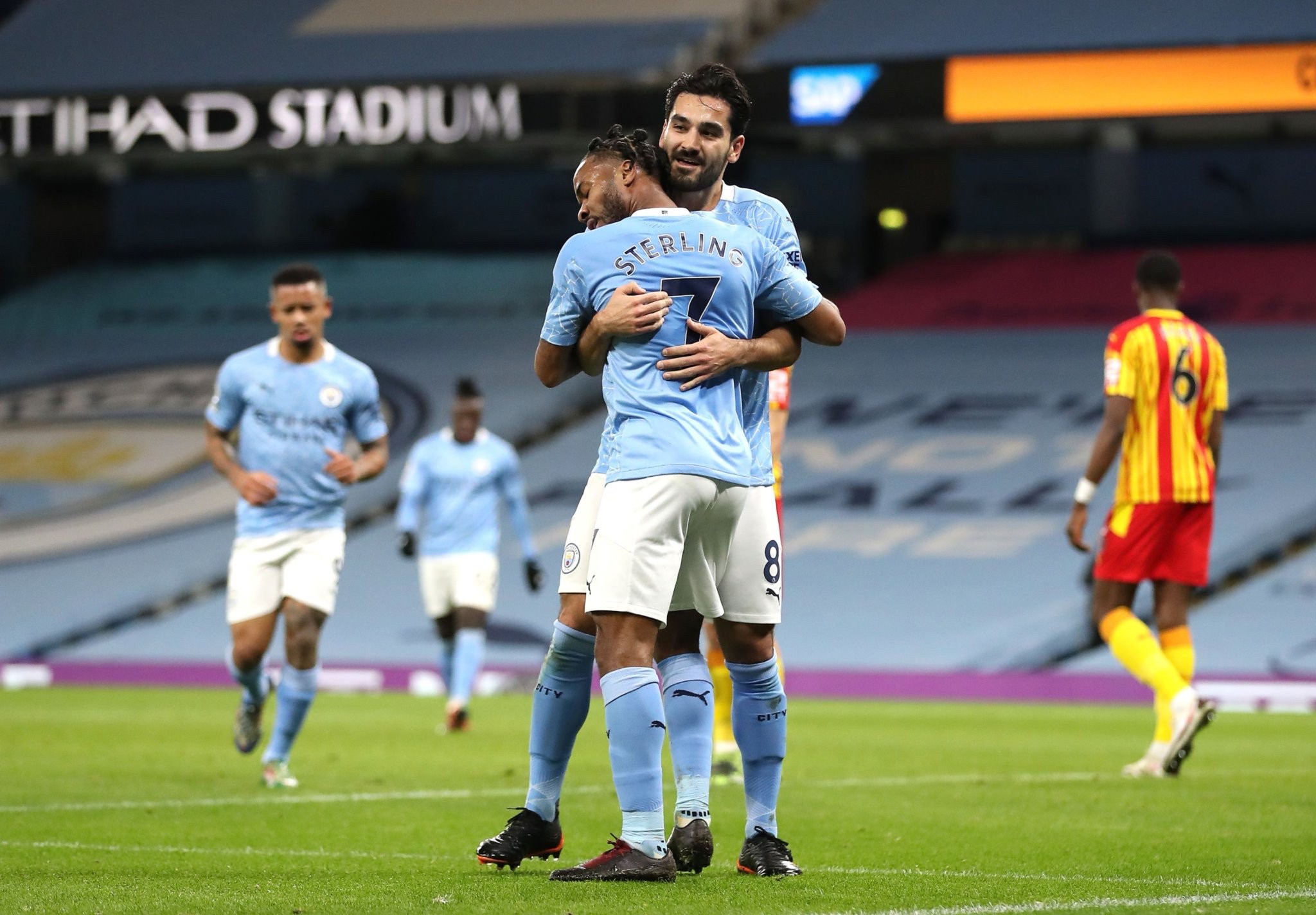 尽管他被认 尽管他被认